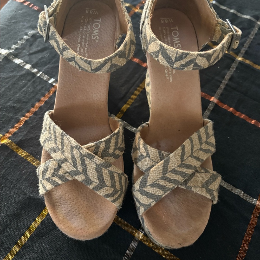 TOMS Women's Tan and Gray Patterned Sandals (EUC), Size 8.5